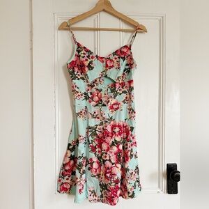 FARM Rio 🌺 Floral Mini Dress with Cut-out Detail. Size Small